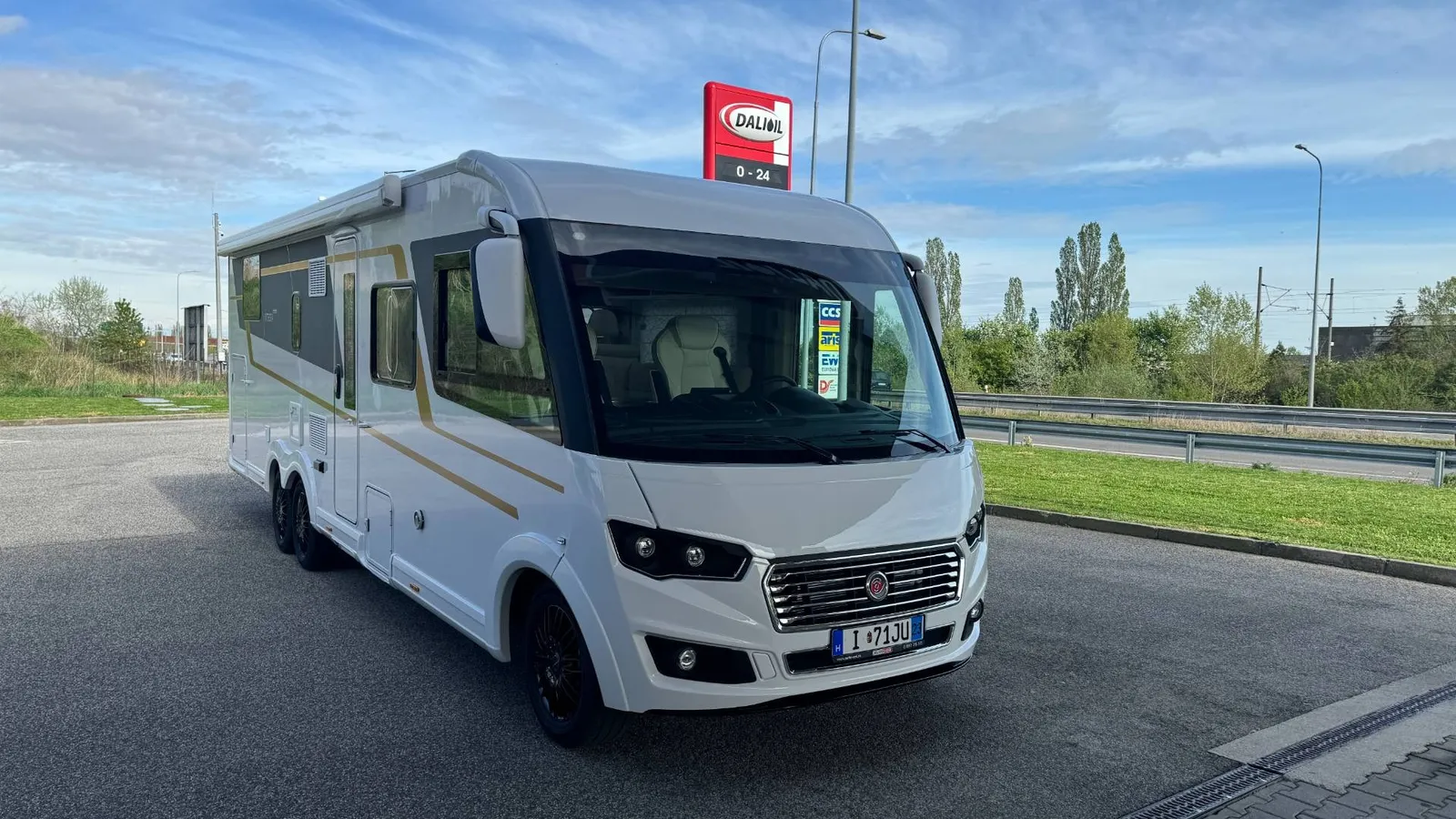 Euramobil Integra 890 QB na vzduchu max vybava – fotka 2 z 32